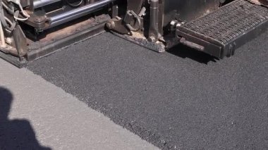 Ağır makineler yeni yol yapım sürecine asfalt döşedi