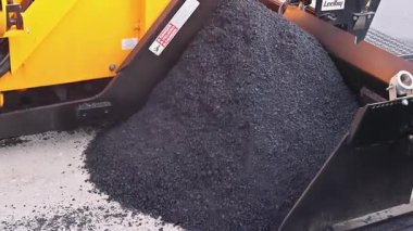 14 Ekim 2025 New York ABD 'li işçiler inşaat sahasına yeni asfalt döşemek için asfalt döşeme makinesi kullanıyorlar