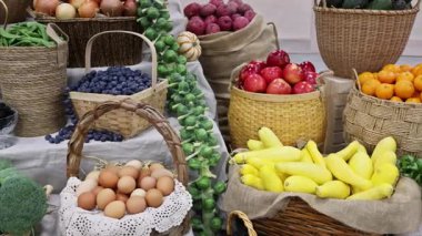 Markette canlı taze meyve sebzeleri sergileniyor.