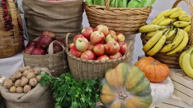 Renkli biberler, mısırlar, üzümler canlı pazarda taze ürünlerle dolu sepetler halinde dizilir..