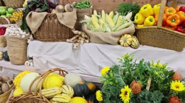 Sepetler dolusu meyve sebzeleri pazarı aydınlatıyor, yerel ürünler