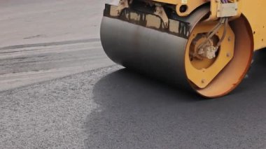 Patenler inşaat sahasına yeni asfalt sererken ağır makineler iş başında