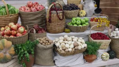 Yerel pazarda sonbahar hasat mevsiminin sepetlerinde çeşitli meyve sebzeleri düzenlenir.