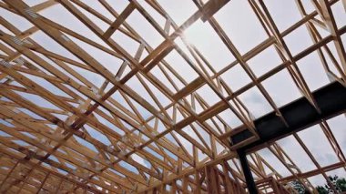 İşçiler, metal destek yapısına sahip ahşap çatı iskeleti inşa ediyorlar..