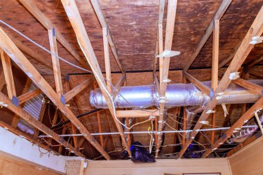 Tadilat odasındaki ahşap kirişler zemin üzerinde boru döşemeleri var..