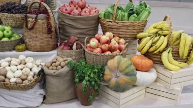 Taze meyve sebzeleri canlı pazarda sepetlerde, güpegündüz toplanır..