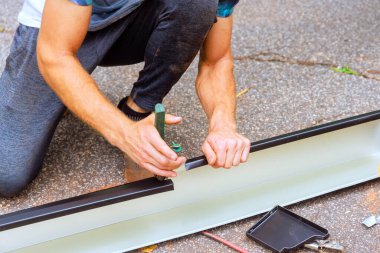 Aletlerin yanında malzeme kanalları kesme işçisi