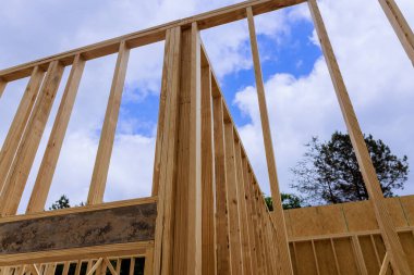 İnşaat alanında ahşap kirişler monte ediliyor