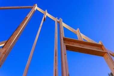 İşçiler kereste iskeleti inşaatı için ahşap çerçeve inşa ediyorlar.