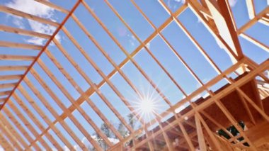 İşçiler ahşap ev çerçeveli kirişlerle inşaat alanından geçen kirişlerdir..