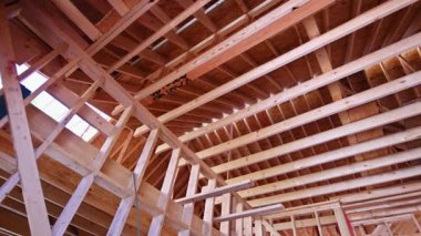 Ahşap kirişler, ev yenilenmesinin bir parçası olarak tavan arasını işgal ediyor.