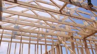 İşçiler, inşaat alanındaki inşaat için çalışma gününün altında ahşap kirişler döşüyorlar.