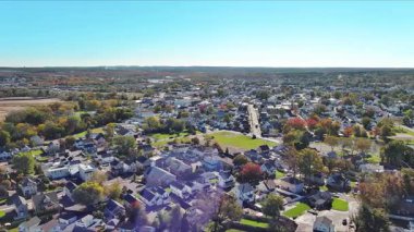 Küçük bir kasaba olan Sayreville NJ huzur dolu bir banliyö, ağaçların renkleri dökülüyor çatı manzarası var.