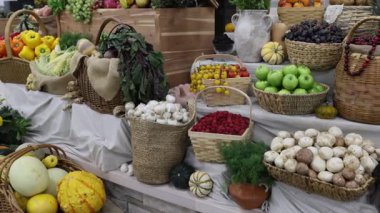 Yerel markette sepetlere yerleştirilmiş taze sebzeleri göster.