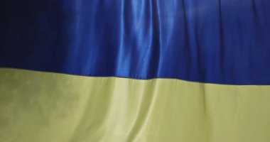 Ukrayna bayrağının mavi sarı kumaşı bağımsızlık gününde rüzgarda hafifçe dalgalanıyor.