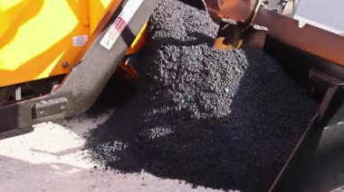 14 Ekim 2025 New York ABD 'li işçiler yoğun kentsel alandaki yol yapımı sırasında asfalt döşeyen kaldırım makineleri işletiyorlar..