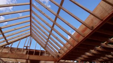 Tahta kirişler yapım aşamasında çatı kirişleri oluşturur