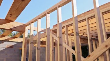 İşçiler yeni bina için ahşap kirişler inşa ediyorlar