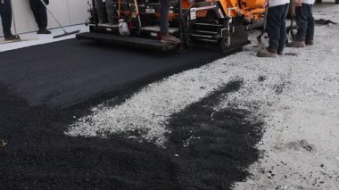 10 Aralık 2025 Chicago IL US. İşçiler inşaat alanındaki yol yüzeyine asfalt bırakmak için makineler çalıştırıyorlar