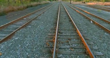 Bölgenin altındaki iki demiryolu hattı boş gibi, görünürde tren yok..