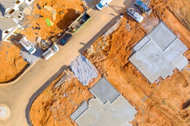 Evlerin inşa edildiği inşaat sahasında kamyonet araçları mevcuttur..