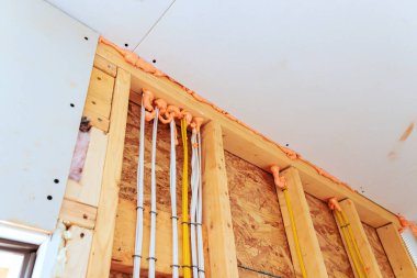 İşçiler inşaat alanında yenilenmekte olan binaya elektrik kabloları döşüyorlar..