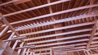 Tahta kiriş kirişleri yapım aşamasında binanın çatısını güçlendirir.