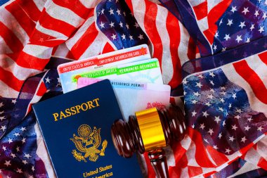 Amerikan pasaportu, ikamet belgeleri ve mahkeme tokmağı vatandaşlık bürosundaki Amerikan bayrağına yerleştirilmiştir..
