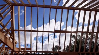 İnşaatçılar yeni ev, çatı iskeleti, ahşap kirişler inşa ediyorlar.