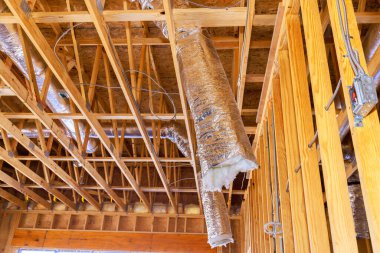 Yeni inşaat sahalarında ahşap kirişler, havalandırma boruları ve yeni ev inşa çalışmaları yer alıyor.