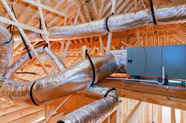 İşçiler ahşap çerçeve yapısına kanal havalandırma ünitesi kurdular