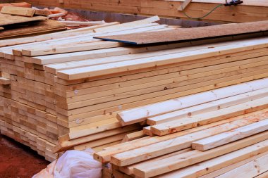 Yeni ev projesinde çalışmalar devam ettikçe ahşap kalaslar inşaat sahasına yığıldı.