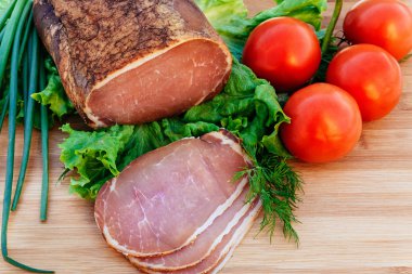 domuz eti, füme domates soğan