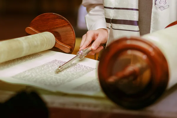 Jewish man dressed in ritual clothing — Stock Photo, Image