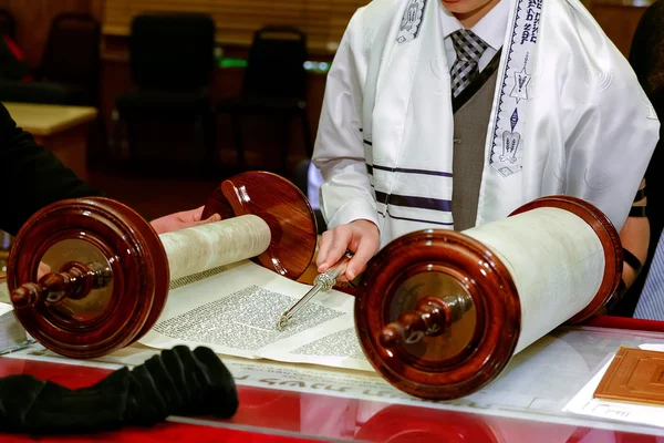 Jüdischer Mann in ritueller Kleidung — Stockfoto