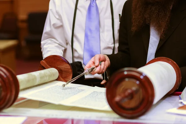 Jüdischer Mann in ritueller Kleidung — Stockfoto