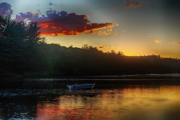 Sunset Lake nuvens de barco — Fotografia de Stock