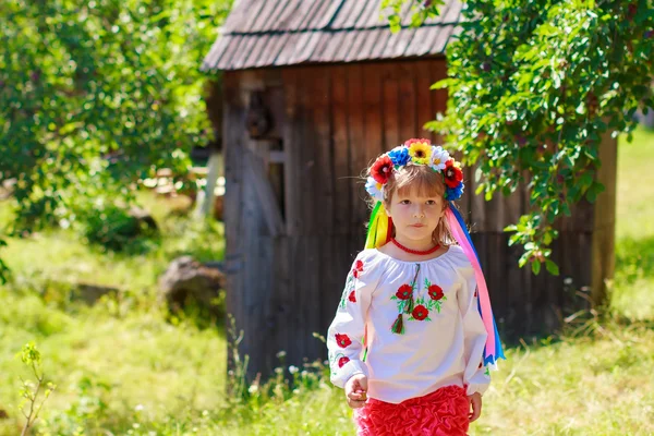 Комплекты украинских традиционных венков на фоне листьев — стоковое фото