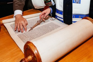 Yahudi adam ritüel kılığına girmiş