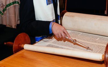 Yahudi adam ritüel kılığına girmiş