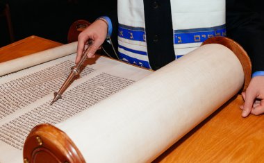 Yahudi adam ritüel kılığına girmiş
