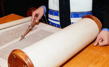 Yahudi adam ritüel kılığına girmiş