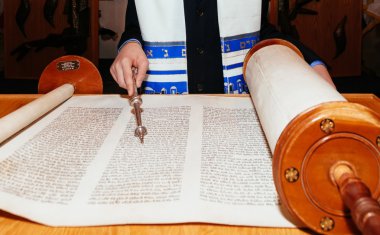 Yahudi adam ritüel kılığına girmiş
