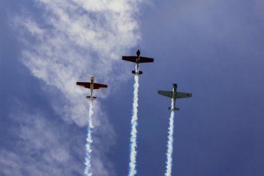 gökyüzü bulutlar uçak hava gösterisi