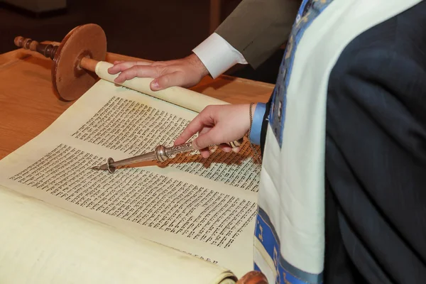 Jewish man dressed in ritual clothing — Stock Photo, Image