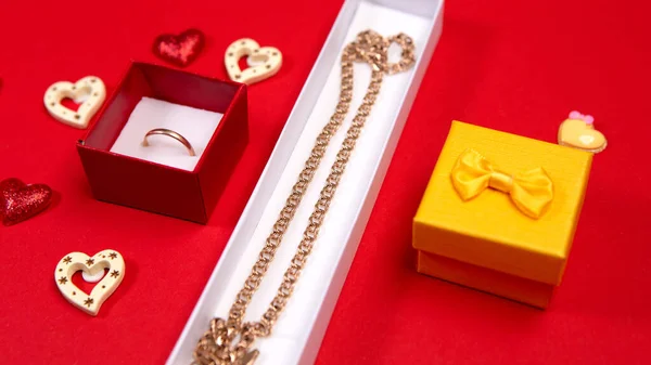 Colorido Presente Caixa Aberta Presente Dourado Anel Casamento Brilhante Colar — Fotografia de Stock