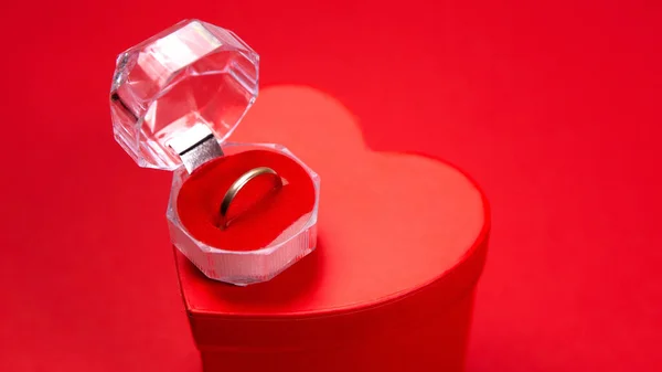 Kleurrijke Geschenkdoos Boog Aanwezig Hartvormige Doos Gouden Heldere Trouwring Huwelijksaanzoek — Stockfoto