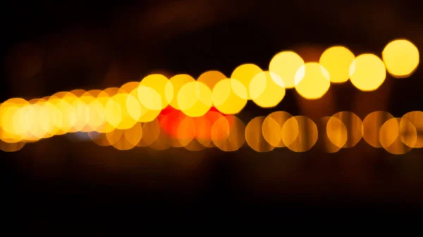 カフェレストランの近くの外の抽象的な夜輝くボケの背景効果通り 都市部の生活を汚した黄金の電球のガーランドをぼかす クリスマス ニューイヤーパーティーのコンセプト — ストック写真