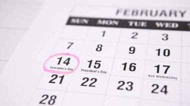 Seçili odaklı aşk sembolü bayram kutlamaları, parlak beyaz takvim 14 Şubat. Sevgililer Günü yazı numaralarının konsepti. Pembe daire anımsatıcı