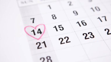 Seçilmiş odak noktası kalp şekli bayram kutlamaları, parlak beyaz takvim 14 Şubat. Sevgililer Günü yazı numaralarının konsepti. Pembe daire anımsatıcı